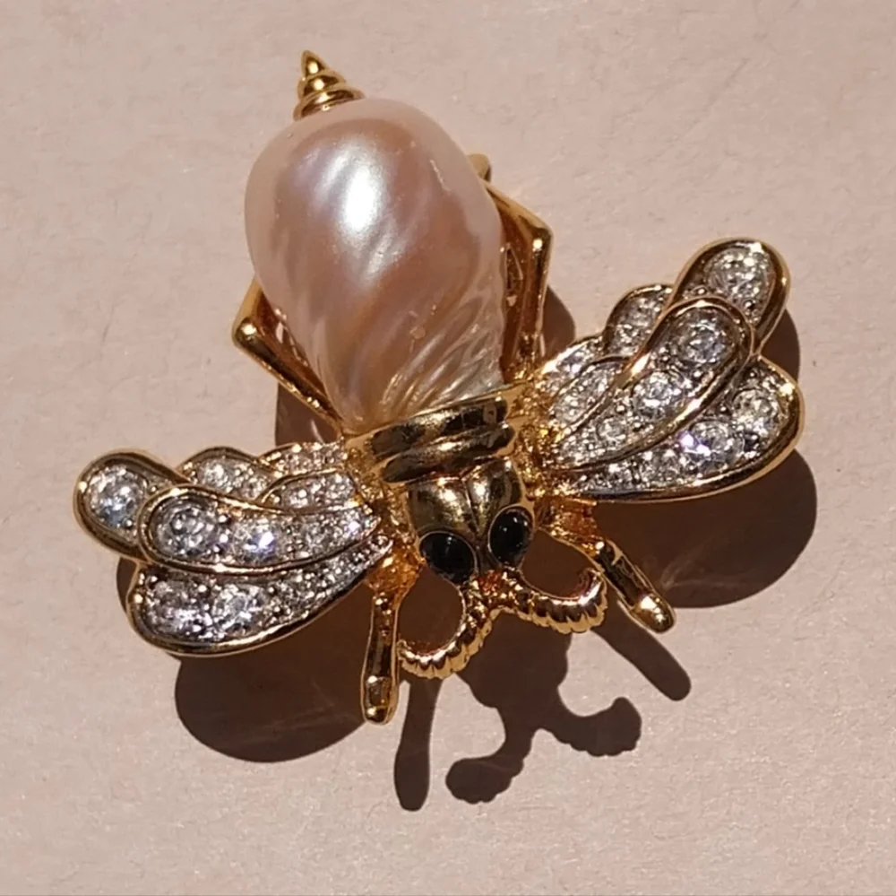 D Orlan Brooch with Sparkling Stones - Picture 1 of 10